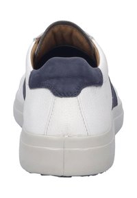 Bílé kožené tenisky s námořnickými semišovými akcenty, zaobleným podpatkem, texturovaným svrškem a gumovou podrážkou. Interiér má hnědý podšívku.