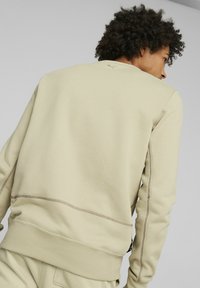 Puma PIVOT CREW EMB BASKETBALL - Maglione - granola