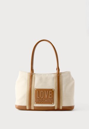 Beige lærredsnettaske med brune kunstlæderdetaljer. Har en tekstureret logopatch med teksten "LOVE MOSCHINO" og guldfarvet hardware.