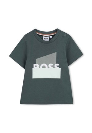 T-shirt pour bébé à manches courtes de couleur vert foncé, avec un col rond, des boutons pression sur une épaule et un logo géométrique blanc « BOSS » sur le devant.