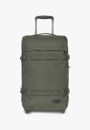 Mochila con ruedas de color verde oliva, hecha de tela resistente, que cuenta con dos bolsillos frontales, correas ajustables y un asa retráctil.