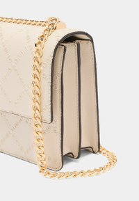 Beige crossbody taske lavet af struktureret læder med en guldkædestraps, med en struktureret form og præget logo-detalje.