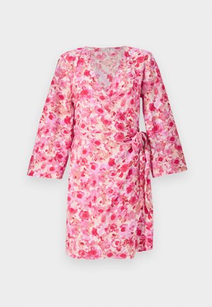 Rozā ziedu apģērbs ar garām piedurknēm, izgatavots no viegla auduma, ar jostu viduklī un dziļu V veida dekoltē.