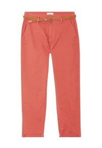 Pantalons en coton corail avec une ceinture en cuir tissée marron. Présente des jambes droites, des poches avant et des passants de ceinture. Texture lisse et design décontracté.