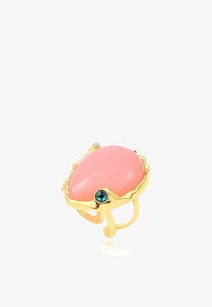 Bague en or avec une grande pierre rose en forme de larme et de petites pierres bleues d'accent sur un anneau ajustable