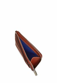Billetera de cuero texturizado marrón con interior azul marino, que presenta una cremallera plateada y una sutil costura a lo largo de los bordes. Diseño compacto.