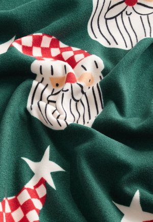 Tessuto verde con un motivo di volti di Babbo Natale, cappelli a scacchi rossi e stelle bianche. Texture morbida con colori vivaci e contrastanti.