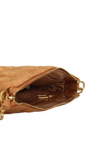 Borsa in suede marrone con chiusura a zip, hardware dorato e tasca interna. La texture morbida e la forma strutturata migliorano il suo design.