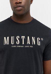 Mustang STYLE AUSTIN - Camiseta estampada - schwarz