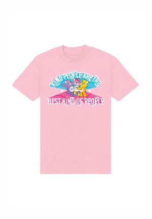 Roze katoenen t-shirt met drie cartoonberen, de tekst luidt "Vriendelijke mensen zijn de beste soort mensen" in vetgedrukte, kleurrijke letters.