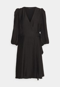 Robe noire effet drapé en tissu texturé, décolleté en V, manches bouffantes et taille à nouer. Elle présente une jupe fluide et des plis subtils.