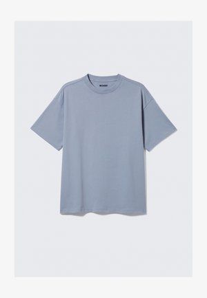 Hele sinine lühikeste varrukatega T-särk, valmistatud siledast puuvillast, ümarate kaelustega ja mugava lõikega; omaduseks on minimaalsed õmblusdetailid.