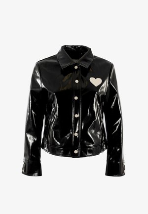 Veste en similicuir noir brillant avec un col classique, un cœur blanc en accent et de gros boutons. Coupe ajustée avec fermeture à l'avant.