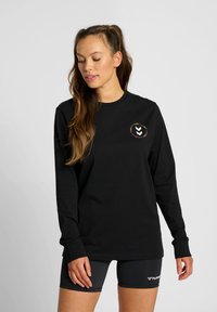 Svart långärmad skjorta i bomullsblandning med rund halsringning. Har en färgglad logotyp på vänster bröst och passande svarta shorts.