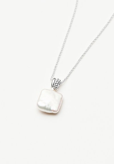 Ασημένιο κολιέ αλυσίδα με τετράγωνο λευκό μαργαριτάρι ως μενταγιόν και διακοσμητικό ασημένιο συνδετικό σε λευκό φόντο.