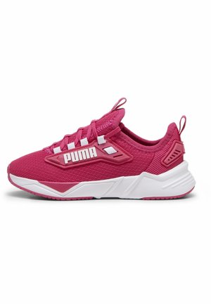 Chaussure de sport Puma rose vif avec semelle épaisse blanche, tige en mesh, lacets et logo sur le côté, vue de profil gauche.