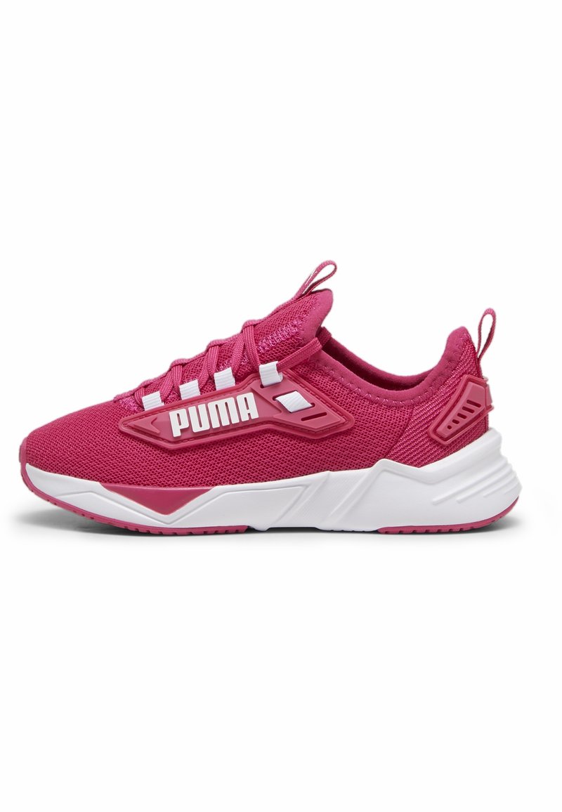 Chaussure de sport Puma rose vif avec semelle épaisse blanche, tige en mesh, lacets et logo sur le côté, vue de profil gauche.