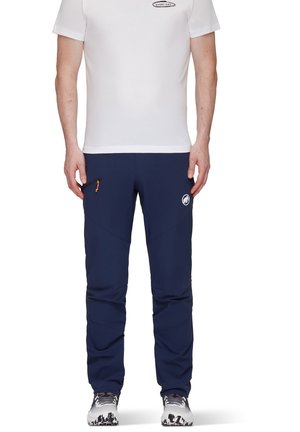 Marineblauwe outdoorbroek van rekbare stof, met diagonale naadaccenten, ritszakken aan de zijkant en een logo op het linkerpoot.