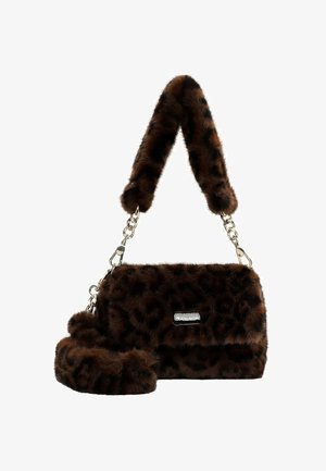 Bolso de piel sintética en marrón con manchas de leopardo negras. Cuenta con un asa de pelo corto y una correa de cadena desmontable. Incluye un acento de logo metálico.