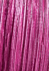 Des brins de franges métalliques fuchsia, étroitement espacés, avec une texture brillante et une épaisseur uniforme, créant un motif visuellement frappant.
