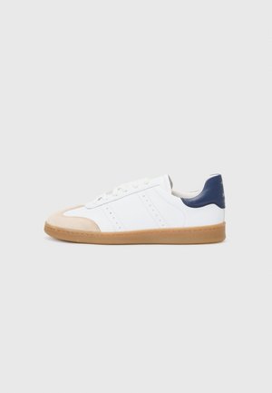 Weißer Sneaker mit Veloursleder-Zehenkappe und Ferse in Marineblau. Mit perforierten Details und tanfarbener Gummisohle. Klassisches Schnürdesign.