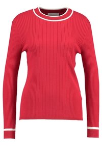 Pull en maille côtelée rouge avec des manches longues, un col rond et des accents blancs au niveau du col et des poignets. Tissu texturé avec des lignes verticales.