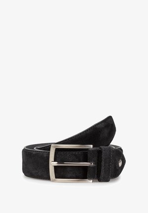 Cinturón de ante negro con hebilla de metal plateado. Presenta una textura suave y un diseño limpio. Ajustable con una sola lengua y agujeros.