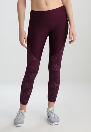 Leggings burdeos de tela elástica, con una cinturilla alta y paneles de malla con patrones texturizados en las piernas inferiores.