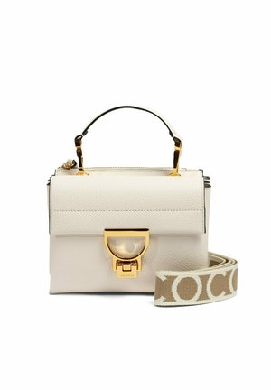 Piccola borsa bianca in pelle con chiusura dorata, manico superiore e tracolla in tessuto beige con testo ripetuto "COCO".