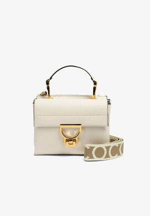 Piccola borsa bianca in pelle con chiusura dorata, manico superiore e tracolla in tessuto beige con testo ripetuto "COCO".