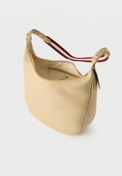 Μπεζ δερμάτινη τσάντα ώμου με κόκκινο και άσπρο ριγέ ρυθμιζόμενο λουρί, χρυσό φερμουάρ και εσωτερική τσέπη με φερμουάρ.