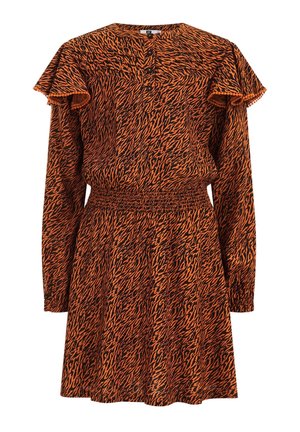 Langærmet orange kjole med sort dyreprint, knaplukning ved halsen, flæsedetalje på skulderen og elastisk talje med snøring.