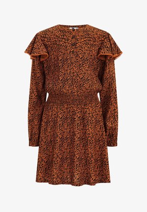Langærmet orange kjole med sort dyreprint, knaplukning ved halsen, flæsedetalje på skulderen og elastisk talje med snøring.