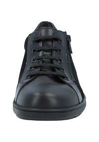 Schwarze Sneaker mit abgerundeter Zehenpartie, Schnürverschluss, seitlichem Reißverschluss und einer Kombination aus glattem Leder und strukturiertem Stoff. Flache Gummisohle.