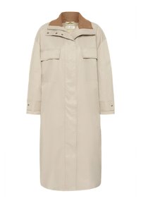 Long manteau beige avec col marron, poches à rabat à l'avant, boutons-pression aux poignets et fermeture avant dissimulée.