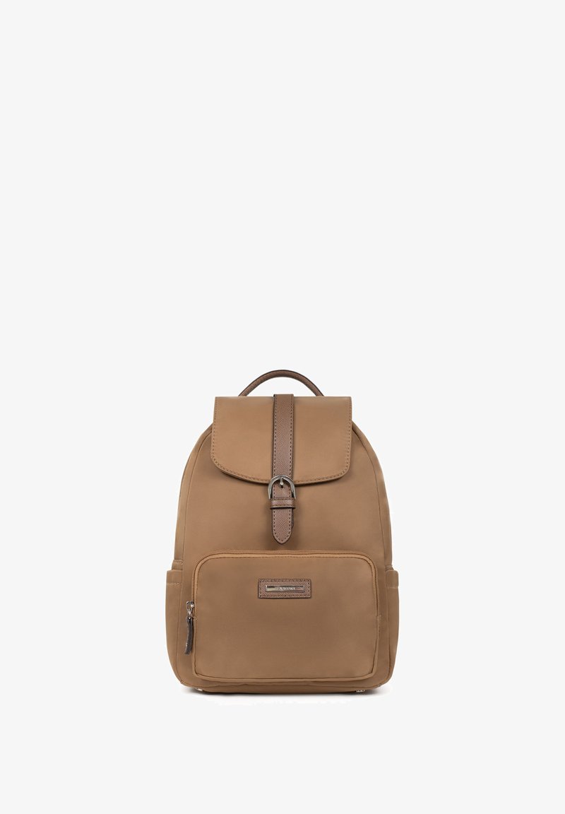 Sac à dos en nylon marron avec fermeture à rabat, sangles ajustables, poche zippée à l'avant et détail de boucle décoratif. Texture lisse sur toute la surface.