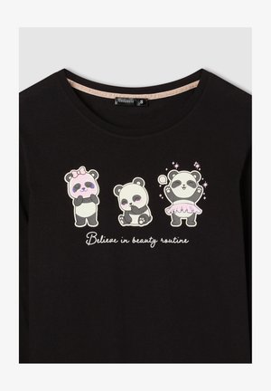 T-shirt nera in cotone con tre panda illustrati: uno con un fiocco, un altro seduto e il terzo in tutù con la scritta "Credi nella bellezza del tuo routine".
