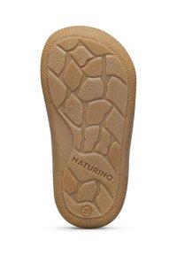 Hnědá gumová podrážka boty se strukturovaným vzorem podešve, která má různé tvary a drážky, označená "NATURINO" a velikostí "20."