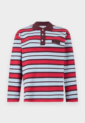 Langermet polo-skjorte med horisontale striper i rødt, lyseblått og mørkebrunt, og en mørkebrun krage med tre hvite knapper.