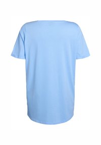 Camiseta de manga corta azul claro, cuello redondo, ajuste holgado, fabricada en algodón suave, textura lisa, el dobladillo termina a la altura de la cadera.
