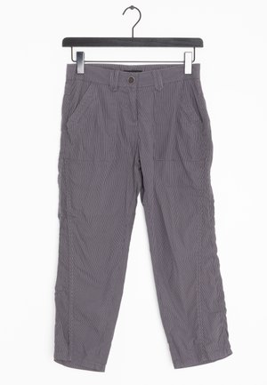 Pantalones a rayas grises con corte recto, con dos bolsillos frontales y cierre de botón. Fabricados en un tejido ligero con una textura suave.