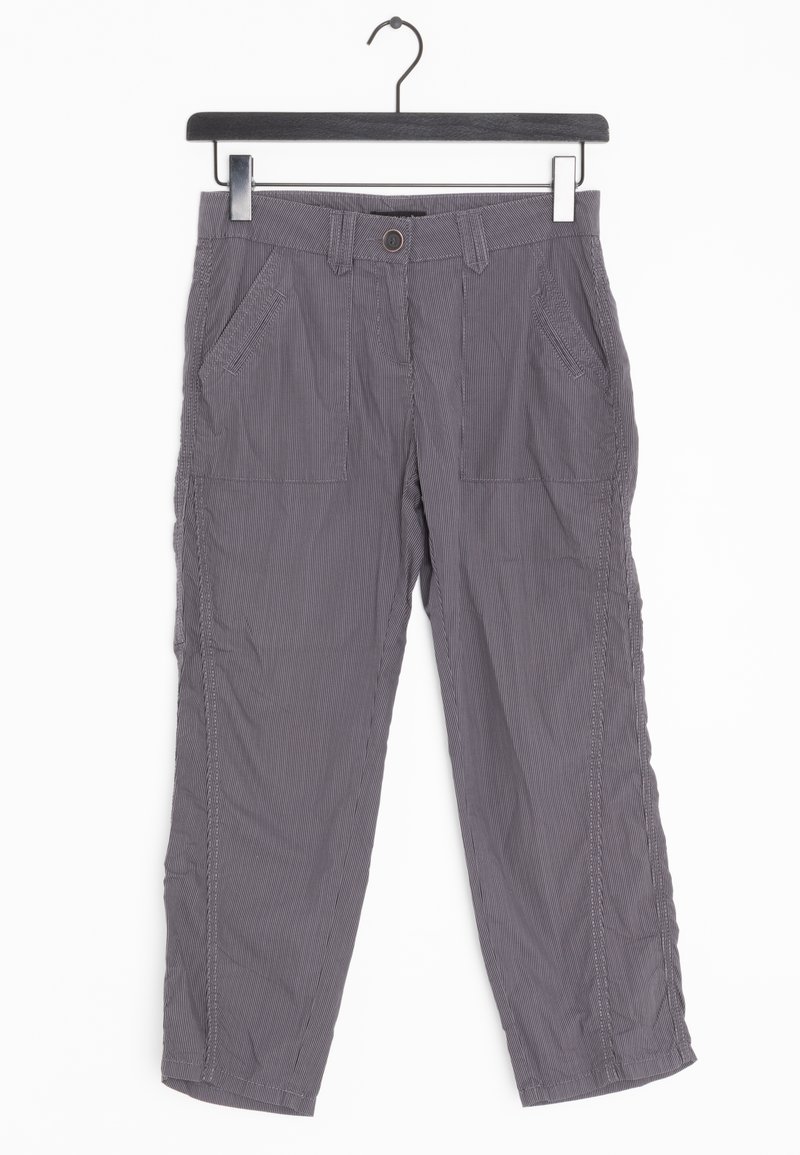 Šedé pruhované kalhoty s rovný střih, které mají dvě přední kapsy a zapínání na knoflík. Vyrobené z lehké látky s hladkou strukturou.