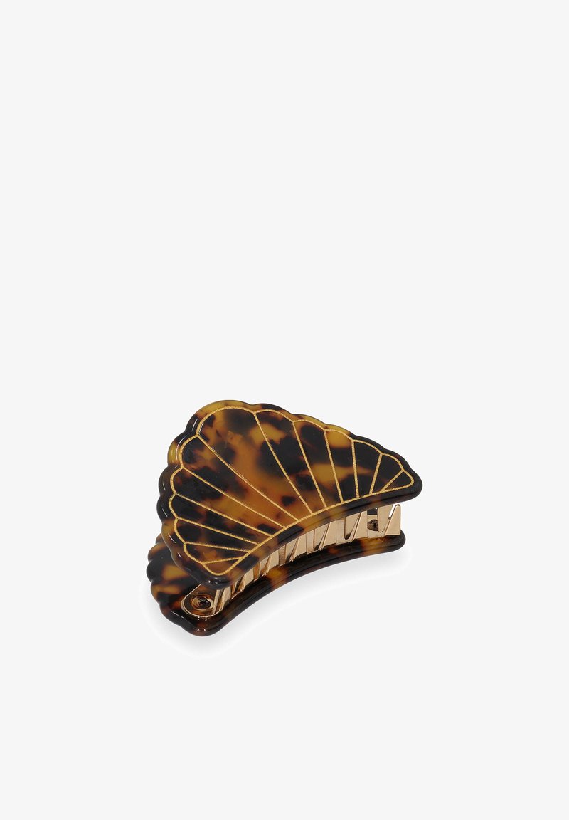 Barrette en écailles de tortue en forme de éventail, avec des accents dorés et un détail texturé sur la surface. Mesure environ 10 centimètres.