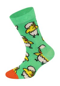 Zielone skarpetki z teksturowanym wzorem, na którym znajdują się żółte kurczaczki wychodzące z jajek. Palce skarpetek są pomarańczowe, a mankiet jest prążkowany.