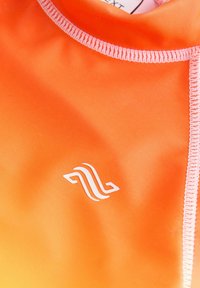 Orange rash guard med lyserøde sømme. Har et bølgemotiv i hvid. Glat tekstur, rund udskæring og korte ærmer.
