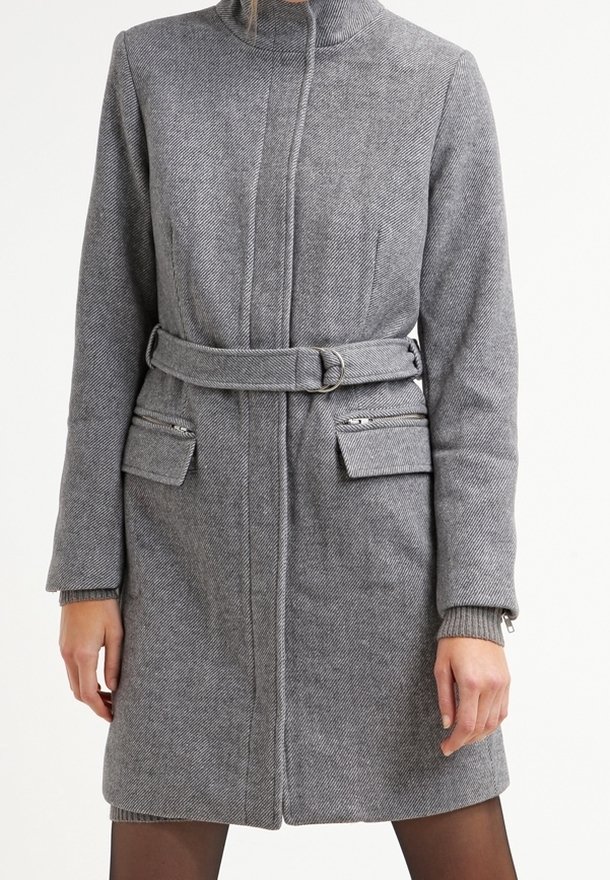 Šedý kabát s vlněným vzorem pepito, vysokým límcem, páskem v pase, dvěma předními kapsami a žebrovanými manžetami. Hladká textura z vlněné směsi.