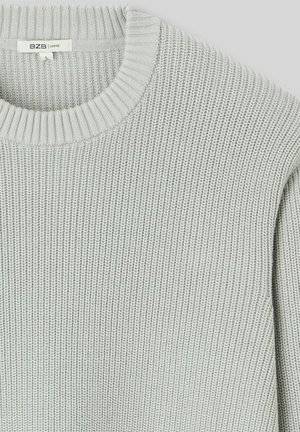 Pull en maille gris clair avec une texture côtelée et un col rond. Il a une coupe ample et une étiquette avec "BZB | LOOSE" visible.