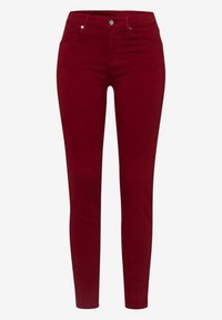 Jeans skinnys de denim elástico rojo con cintura de mediana altura, cinco bolsillos y herrajes de metal en la cintura y los bolsillos. Textura suave.