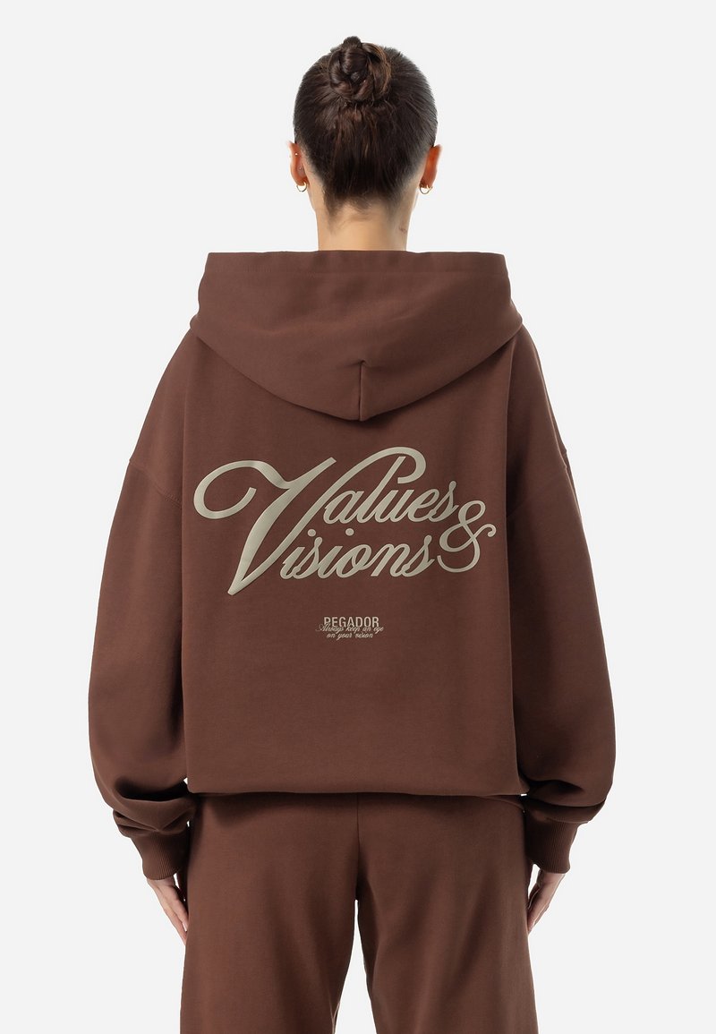 Sudadera grande marrón con una textura suave, que presenta el texto gráfico "Values & Visions" en color claro en la parte posterior. Incluye capucha ajustable.