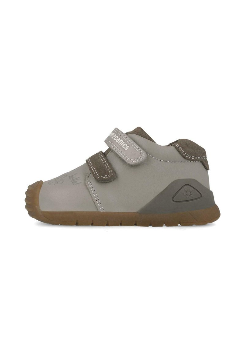 Zapatos infantiles grises con suela de goma, correas de velcro y acentos marrones. Presentan un material texturizado y un diseño ergonómico.